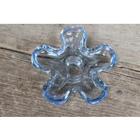 Zartblauer Kerzenständer Kerzenhalter Blüte Glas 70Er Jahre Vintage von VintageKreativecke