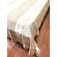 Brand New Französisch Vintage Voll Königin König Bett Decke Hand Häkelspitze Tagesdecke 96 "x 110" Beige Farbe Hochzeit Geschenk Idee Handstickerei Brand New Französisch Vintage Voll Königin König Bett Decke Hand Häkelspitze Tagesdecke 96 "x 110" Beige Farbe Hochzeit Geschenk Idee Handstickerei von VintageLinenStore
