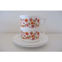 Arcopal - Set Of Two Milk Glass Tea Cups With Saucers in The Scania Pattern Made France 1970S von VintageLisboa506070