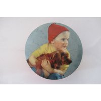 Heller Candy Red Round Tin Box, With The Figure Of A Boy Cap Hugged His Dog - 1950S von VintageLisboa506070