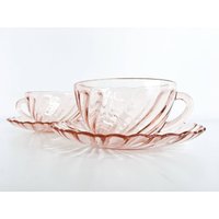 Arcoroc, 4Er Set Vintage Rosa Kaffeetassen Mit Untertassen - Rosaline Serie Teetassen-Set Art Deco/Klares Glas Arcopal Frankreich 60Er Jahre Arcoroc, 4Er Set Vintage Rosa Kaffeetassen Mit Untertassen - Rosaline Serie Teetassen-Set Art Deco/Klares Glas Arcopal Frankreich 60Er Jahre von VintageMaboul