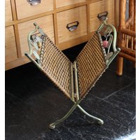 Vintage Zeitungsständer - Rattan Und Eisen Klappbar Hoder Korb Zeitungsaufbewahrung von VintageMemoryChest