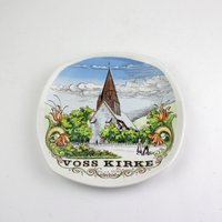 Dekorativer Teller "Voss Kirke". Vintage Norwegen von VintageMuseumShop
