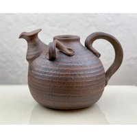 Dunkelbraune Einzigartige Keramik Kanne Oder Vase Mit Henkel von VintageMuseumShop