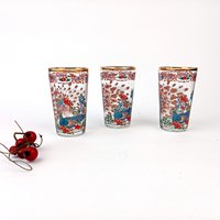 Ein Set Von Drei Wunderschönen Vintage-Gläsern, Die Mit Einem Muster Und Muster, Das Vögel Darstellt, Verziert Sind von VintageMuseumShop