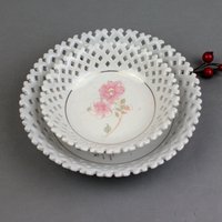 Ein Set Von Zwei Vintage Porzellan Obstschalen. Sie Haben Eine Gitterseitenwandform. Hergestellt in China. Einrichtung Porzelinevares von VintageMuseumShop