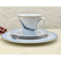 Handbemalte Porzellan Teetasse Mit Zwei Passenden Teller Aus Dänemark von VintageMuseumShop