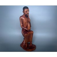 Holzstatue Eines Rauchenden Mannes, Sitzende Mann Rauchende Vintage Statue Holzstatue Eines Rauchenden Mannes, Sitzende Mann Rauchende Vintage Statue von VintageMuseumShop