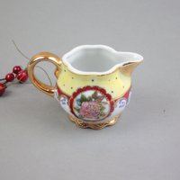 Kleines Vintage Gelb-Weißes Milchkännchen Aus China, 20.jh von VintageMuseumShop