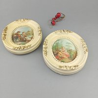 Paar Original Gemälde Miniaturen Auf Stoff in Ovalen Rahmen Dekoriert von VintageMuseumShop