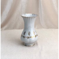 Porzellan Weiße Und Goldene Vintage Vase Für Blumen von VintageMuseumShop