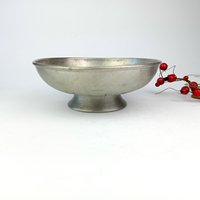 Runde Vintage Zierschale Aus Blech Mit Großer Innenprägung Auf Einem Ständer von VintageMuseumShop