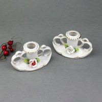 Set Von Zwei Weißen Miniatur-Porzellankerzenständer, Handbemalt, Rosafarbener Stuck von VintageMuseumShop