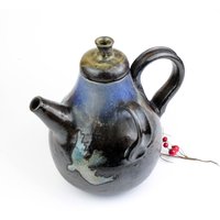 Ungewöhnliche Handbemalte Vintage Teekanne Mit Zwei Griffen Aus Dunkler Keramik von VintageMuseumShop