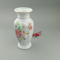 Vintage Vase Aus Weißem Porzellan Mit Handbemalung. Hergestellt in China von VintageMuseumShop