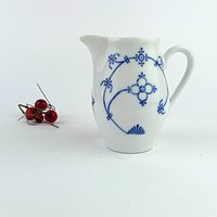 Vintage Weißes Porzellan Milchkännchen Mit Blauem Blumenornament von VintageMuseumShop