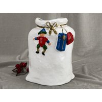 Weiße Porzellanvase Aus Keramik Mit Weihnachtsmotiv von VintageMuseumShop