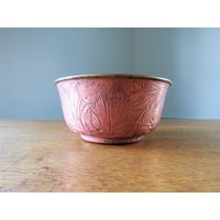Kleine Handpunzierte Kupfermessing Schale, Blattmuster, 11 cm X 5 Kleine Handpunzierte Kupfermessing Schale, Blattmuster, 11 cm X 5 von VintageOak