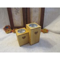 Set Von 2 Kerzenhaltern Aus Holz Mit Dekorativen Herzkerzenhaltern Für Eine Kerze Gelber Kerzenhalter in Turmform Vintage Dekor von VintageOldFox