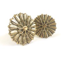 Blumen Vorhang Krawatten Set ~ Mid Century Dahlie Hollywood Regency Ära Fensterbeschläge Aus Massivem Messing von VintageParamour