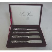 American Godinger Silver Treasures Set Mit 4 Signierten 5, 5-Zoll-Silberplattenverteilermessern - Dekorativer Blumen-Repoussé-Griff Hergestellt in American Godinger Silver Treasures Set Mit 4 Signierten 5, 5-Zoll-Silberplattenverteilermessern - Dekorativer Blumen-Repoussé-Griff Hergestellt in von VintagePeatCottage