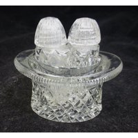 Vintage Facettierte Glas Bowler Oder Top Hat Menage/Gewürz Set Mit Salzstreuer Und Pfefferstreuer 3, 25 Zoll W - C1960S Neuheit Japan von VintagePeatCottage