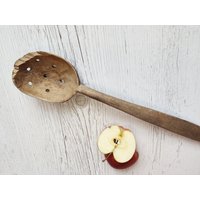 Primitive Abschäumer Großer Holzlöffel Landhaus Küche Sieb Löffel Hand Gebogen Geschirr Bauernhaus Cottage Rustikale Wohnkultur Altes Utensil von VintagePresents