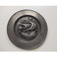Seltener Wandbehang Teller Zinnboot Schiff Karavela Segelschiff Dekor Silberteller Altes Relief Palte Wanddekor Seltener Wandbehang Teller Zinnboot Schiff Karavela Segelschiff Dekor Silberteller Altes Relief Palte Wanddekor von VintagePrinces