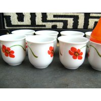 8Er Set Weiße Porzellan Eier Servierbecherhalter Mit Floralem Rotem Mohn Motiv Von Karolina Porzellanfabrik in Jaworzyna Бlбska Polen von VintageQuiosque