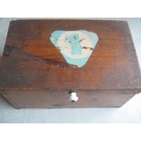 Vintage Alte Holzkiste Kleine Truhe Holz Andenken Industrial Garage Man Cave Sie Schuppen Handwerk Schreibtisch Briefpapierhalter von VintageQuiosque