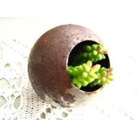 Vintage Rustikale Metallkugel Tischdekoration 9cm X 10, 5cm Rusty Old Garden Dekoration Sukkulenten Pflanzer von VintageQuiosque