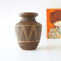 Braune Mid Century Vase, Sgraffito Dekor, Westdeutsche Keramik von VintageRetroVases