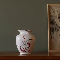 Carstens, Weiße Mid Century Vase, Rot-Schwarzes Arkona Dekor, West Germany Pottery von VintageRetroVases