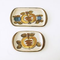 Ein Paar Serviertabletts Aus Den 60Ern Mit Handbemaltem Obst Dekor von VintageRetroVases