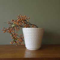 Ilkra Edelkeramik Übertopf L Mid-Century West-Germany, Weißes Relief-Dekor Ilkra Edelkeramik Übertopf L Mid-Century West-Germany, Weißes Relief-Dekor von VintageRetroVases