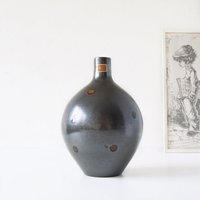 Karlsruhe Majolika, Hohe Anthrazit Mid Century Vase, Friedegart Glatzle, Braune Punkte Dekor, West German Pottery von VintageRetroVases