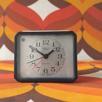 Kienzle Off White, Silver & Black Mid Century Wecker, Made in Germany Kienzle Off White, Silver & Black Mid Century Wecker, Made in Germany von VintageRetroVases