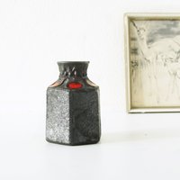 Marei Sechseck-Vase, Mid-Century Fat Lava-Vase, Schwarz-Rot. Westdeutsche Keramik von VintageRetroVases