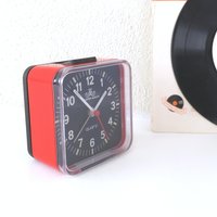 Meister-Anker Schwarz Rot Mid Century Wecker. Gefertigt in Deutschland Meister-Anker Schwarz Rot Mid Century Wecker. Gefertigt in Deutschland von VintageRetroVases