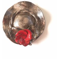 Mid Century Keramik Wandhalter, Hutform Mit Roter Blume von VintageRetroVases