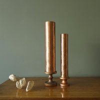 Paar Kupfer Mid Century Zylindervasen, Reliefdekor, Deutschland von VintageRetroVases