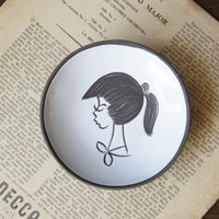 Potterie Boonstra Weiß Und Braun Mid Century Wandteller, Mädchen, Keramik von VintageRetroVases