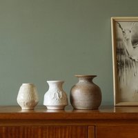 Set Von Drei Braunen, Weißen Und Beigen Vasen von VintageRetroVases