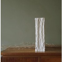 Sgrafo Modern Weiße Rechteckige Mid Century Porzellanvase, Reliefdekor, Deutschland Sgrafo Modern Weiße Rechteckige Mid Century Porzellanvase, Reliefdekor, Deutschland von VintageRetroVases