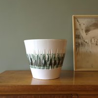 Spara Weiß Grüner Mid Century Übertopf, Reliefdekor, Westdeutsche Keramik von VintageRetroVases