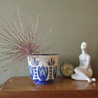 Vintage Es Keramik Übertopf - West Germany Pottery Weiß Mit Abstraktem Blauen Blumenmuster Mid-Century Modern Blumentopf Vintage Es Keramik Übertopf - West Germany Pottery Weiß Mit Abstraktem Blauen Blumenmuster Mid-Century Modern Blumentopf von VintageRetroVases