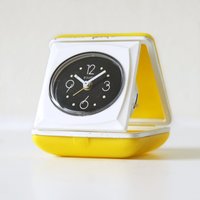 Weiß Schwarzer Mid Century Reisewecker, Gelbes Gehäuse von VintageRetroVases