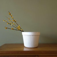 Westraven, Weißer Mid Century Übertopf, Reliefdekor von VintageRetroVases