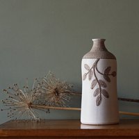 strehla Mid Century Vase, Weiß-Braune Blätter Dekor von VintageRetroVases