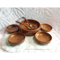 Vintage Baribocraft Dark Maple Weizen Muster Holz Geschnitzte Salatschüssel Set Mit Rührlöffel Made in Canada Vintage Baribocraft Dark Maple Weizen Muster Holz Geschnitzte Salatschüssel Set Mit Rührlöffel Made in Canada von VintageRomanticCo